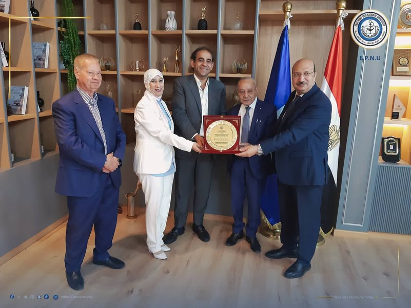 جامعة بورسعيد تكرّم رئيس جامعة شرق بورسعيد الأهلية تقديرًا لمسيرته الأكاديمية