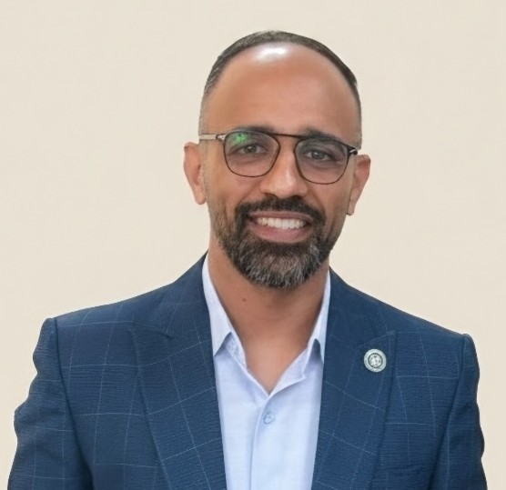 الأستاذ محمد زنجير مدير إدارة شئون الطلاب