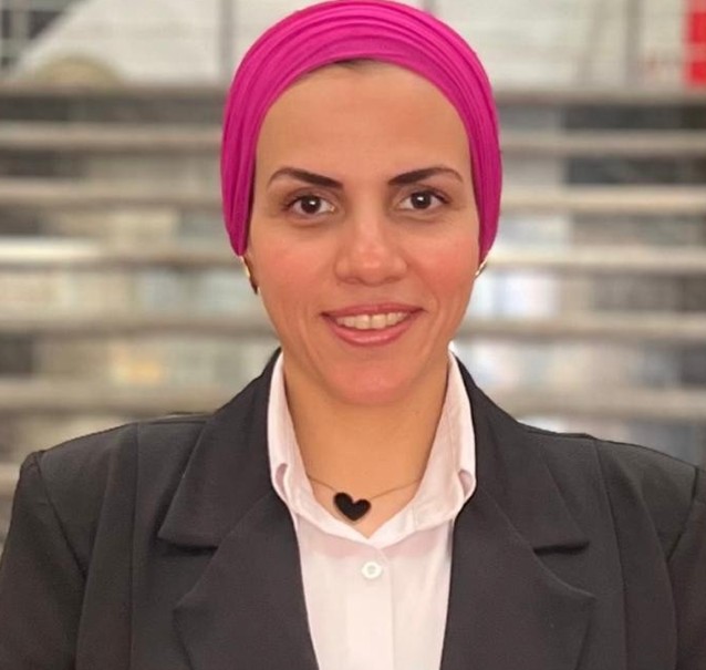 الأستاذة/ منى طلعت